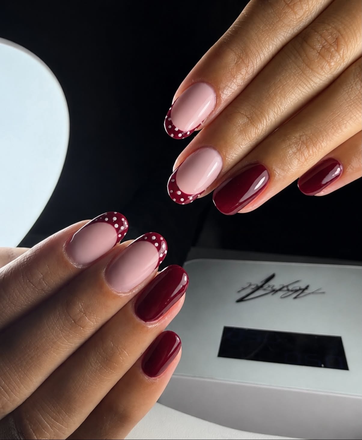 Bordeauxrode French manicure met witte stipjes
