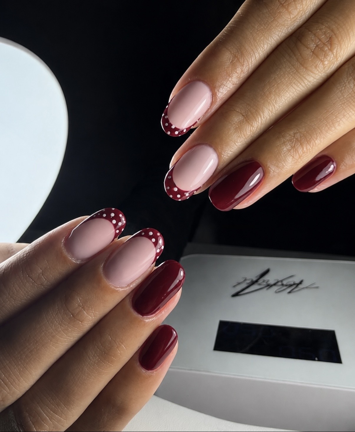 Bordeauxrode French manicure met witte stipjes