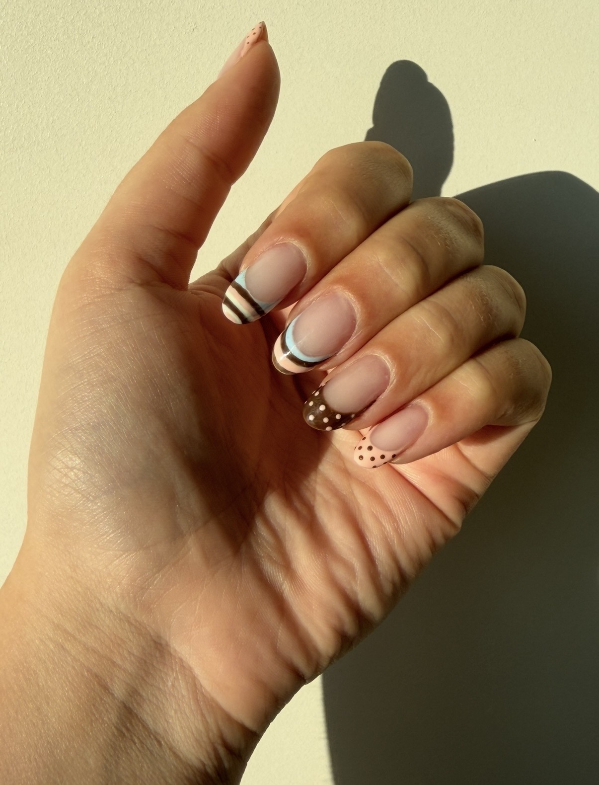 Nude nagels met bordeauxrode en metallic French tips