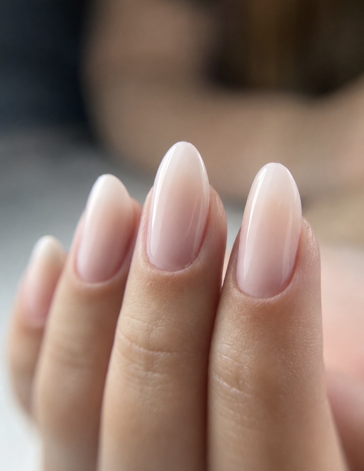 Glanzende naturel nagels in een zachte nude tint